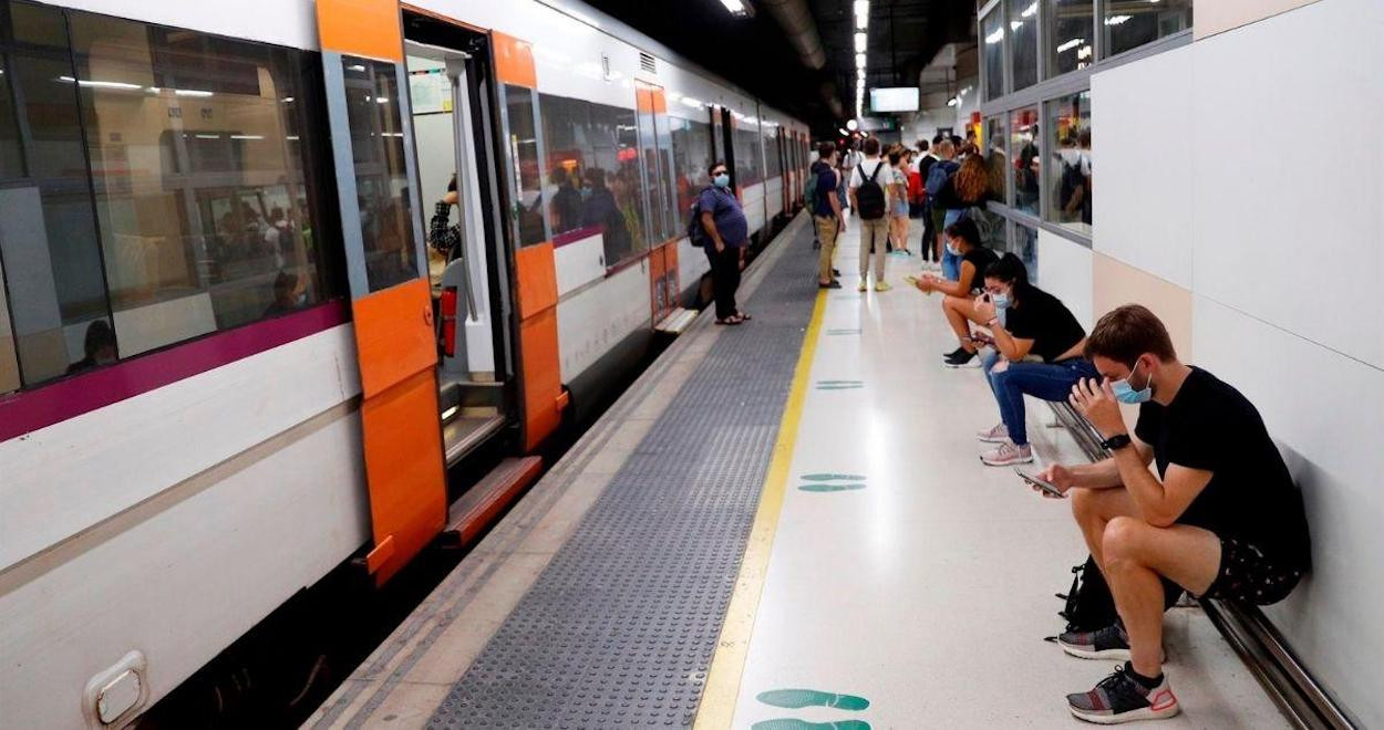 Pasajeros esperan un tren en Barcelona Sants durante la huelga de maquinistas de Renfe / EFE