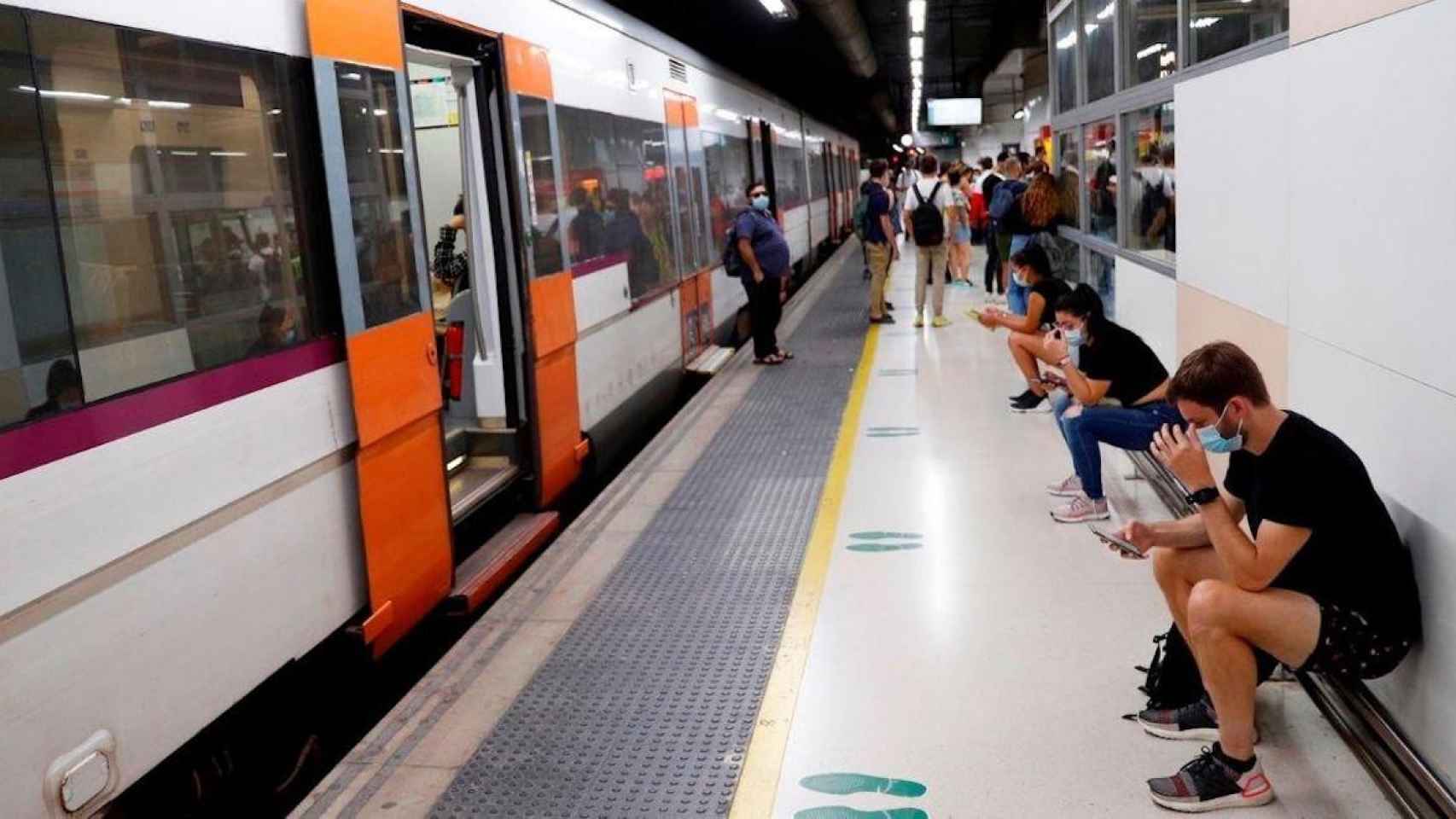 Pasajeros esperan un tren de Renfe en Barcelona Sants / EFE