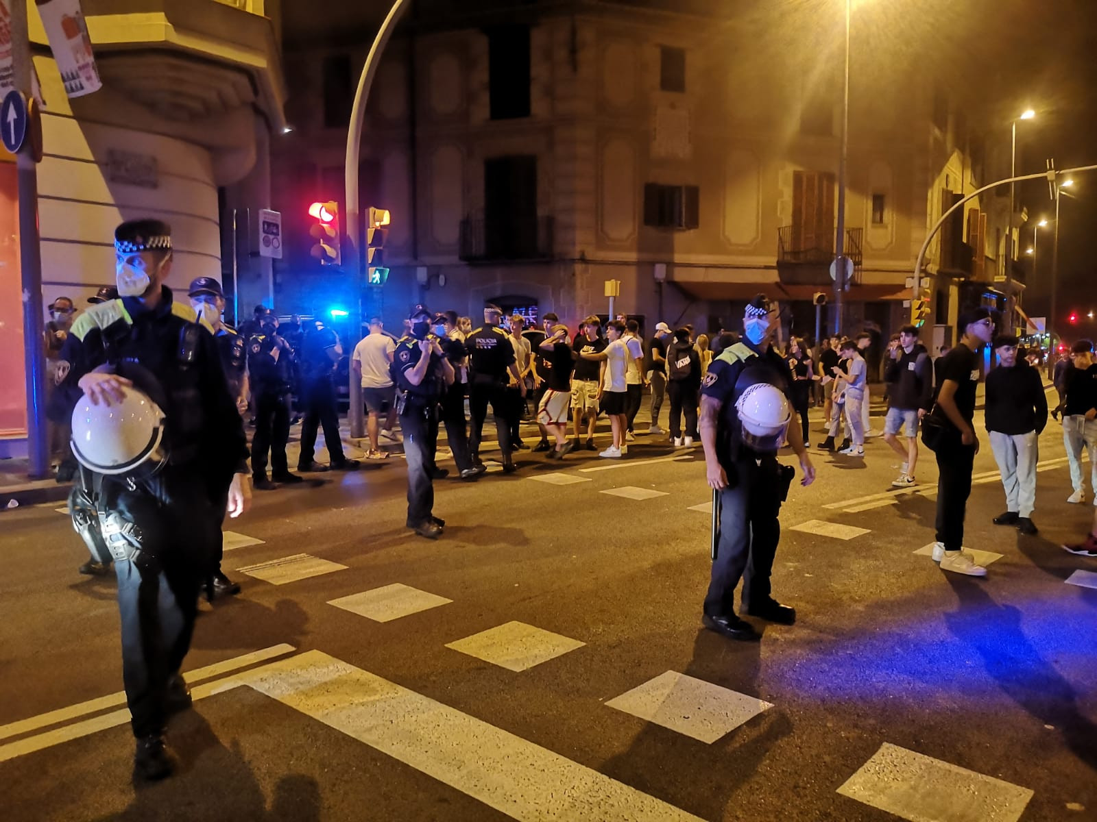 Agentes de la Guardia Urbana en las fiestas de Sarrià de 2021 / GUILLEM ANDRÉS