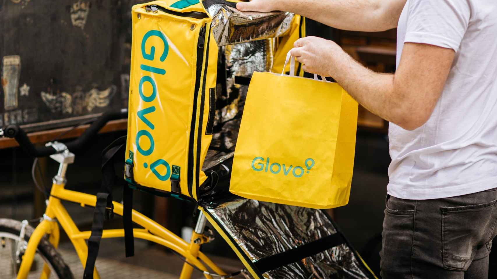 Un repartidor de Glovo con una bolsa de la compañía