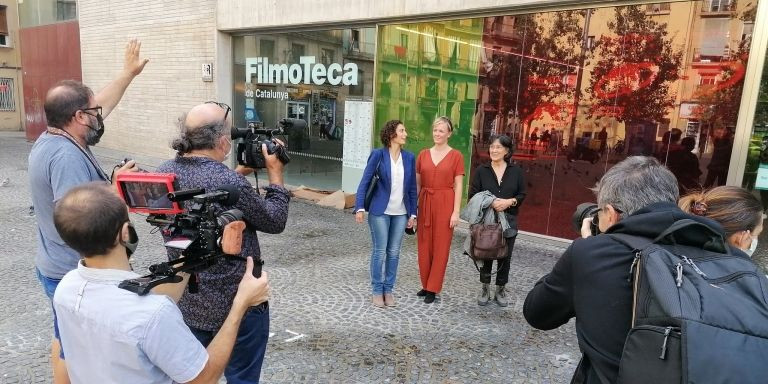 De izquierda a derecha, Sònia Servitja, Rebecca Stewart y
Rosanna Mirapeix frente a la Filmoteca de Cataluña / HOSPITAL DEL MAR