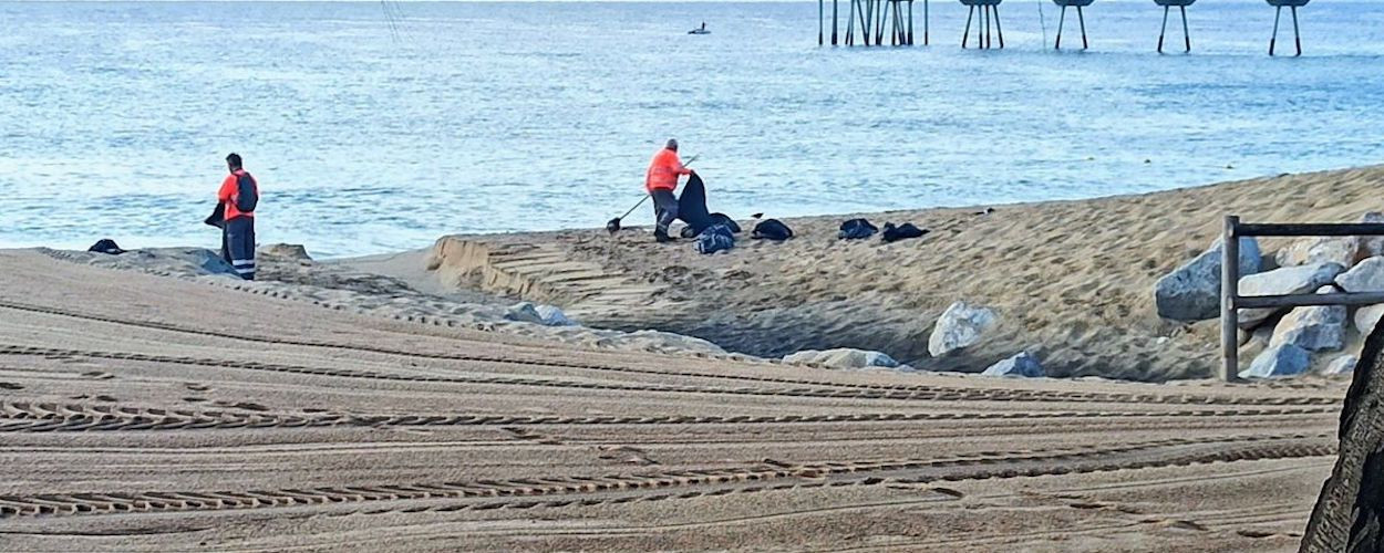 Operarios de limpieza en una playa de Badalona (AMB) / @2Putxinellii