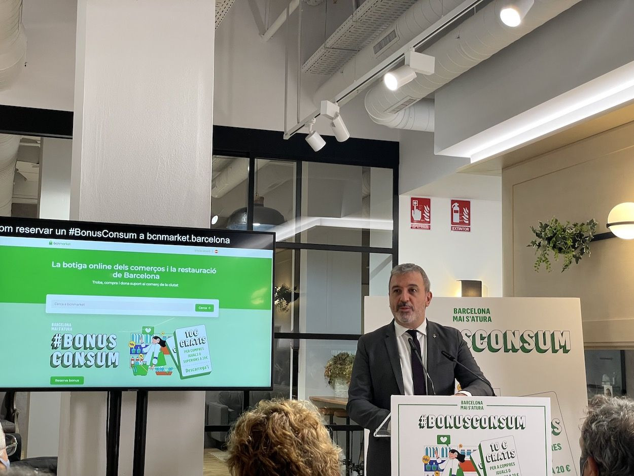 El primer teniente de alcaldía, Jaume Collboni, en la presentación de los 'Bonus Consum' para compras en comercios locales / METRÓPOLI ABIERTA