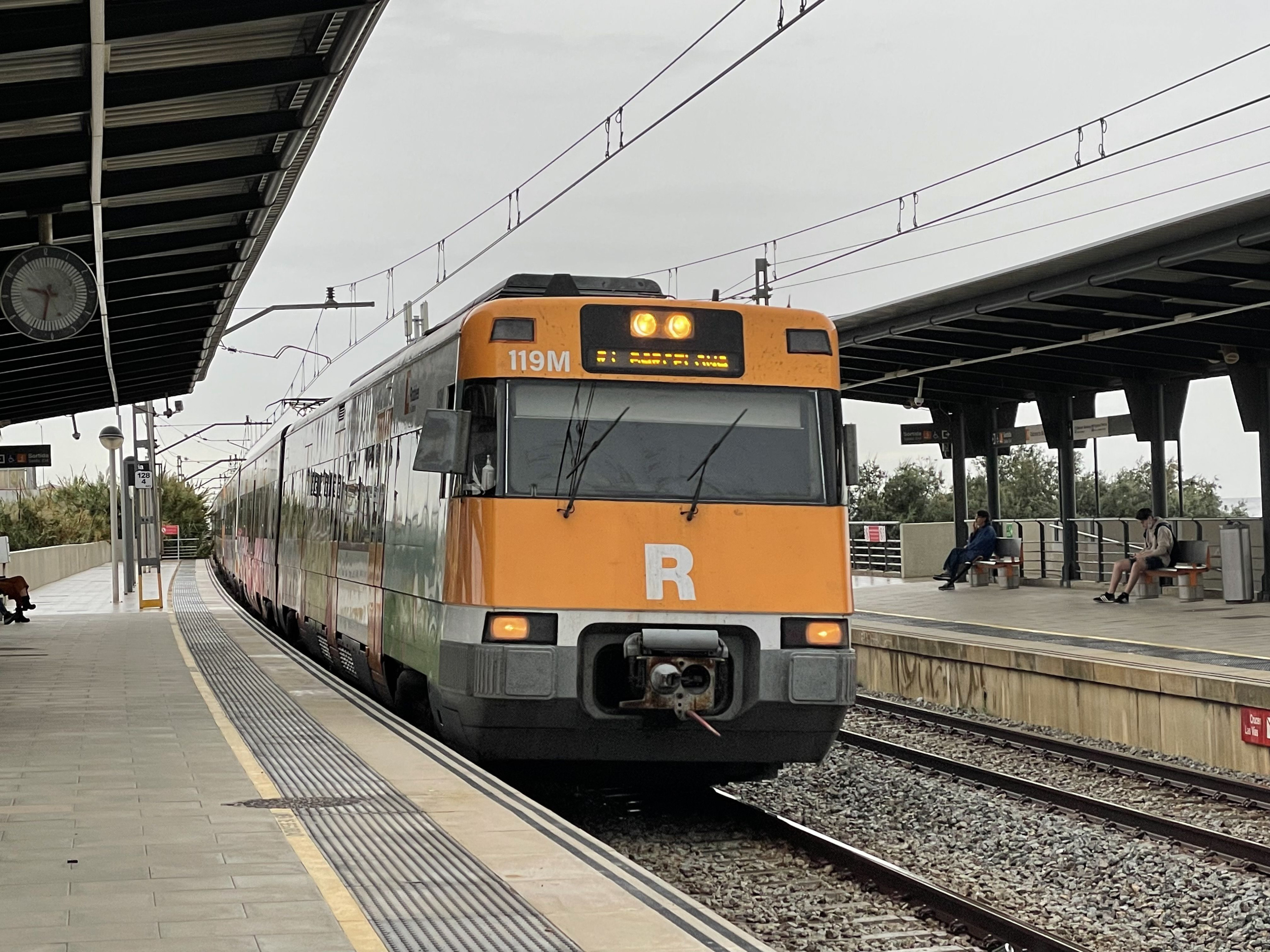 Imagen de un tren de la R1 de Rodalies en la estación de Cabrera de Mar / METRÓPOLI