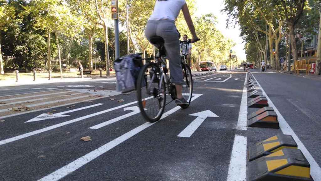 Una usuaria en un carril bici de Barcelona / AYUNTAMIENTO DE BARCELONA