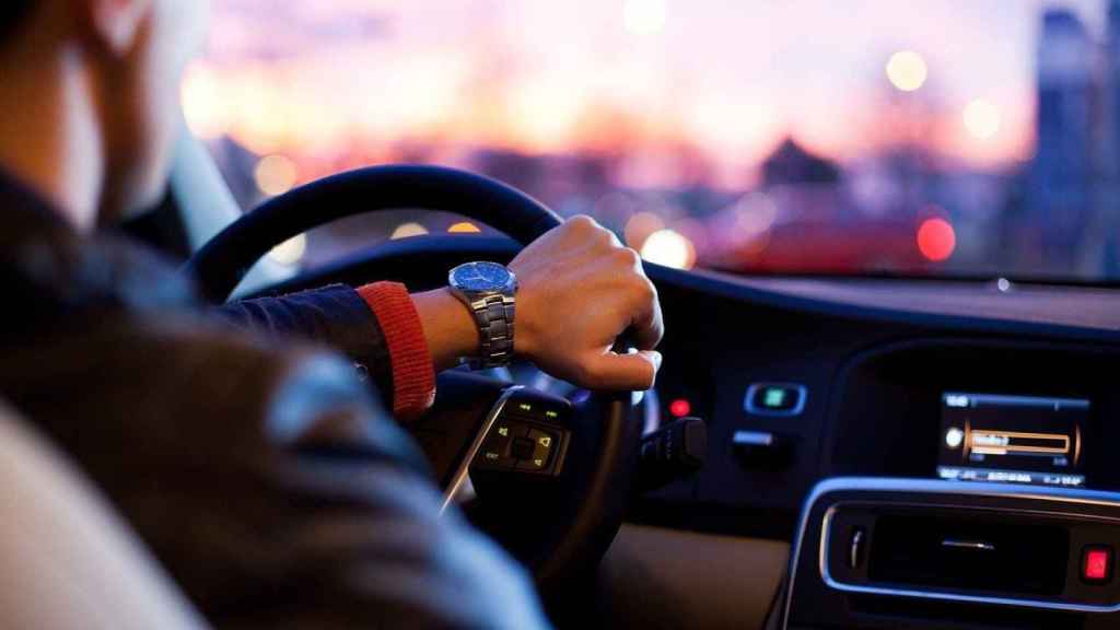 Hombre conduciendo su coche