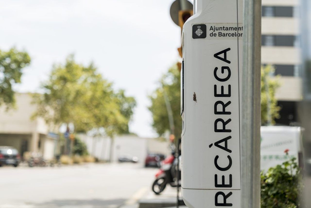 Un punto de recarga eléctrico en Barcelona / AYUNTAMIENTO DE BARCELONA