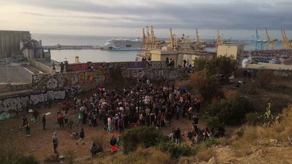 Centenares de personas en la última 'rave' anticovid de Montjuïc / METRÓPOLI