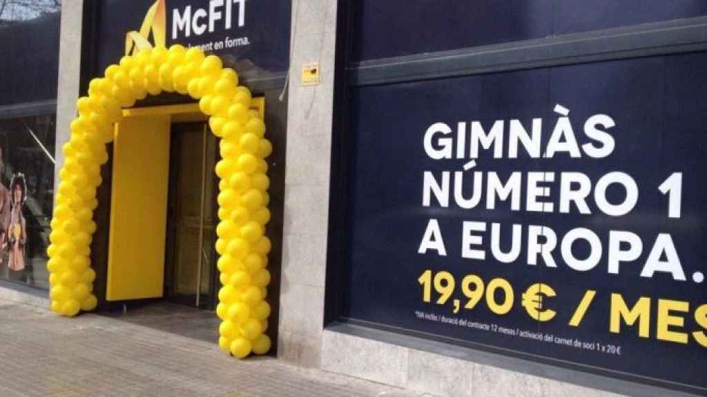 Exterior de un gimnasio McFit en Barcelona