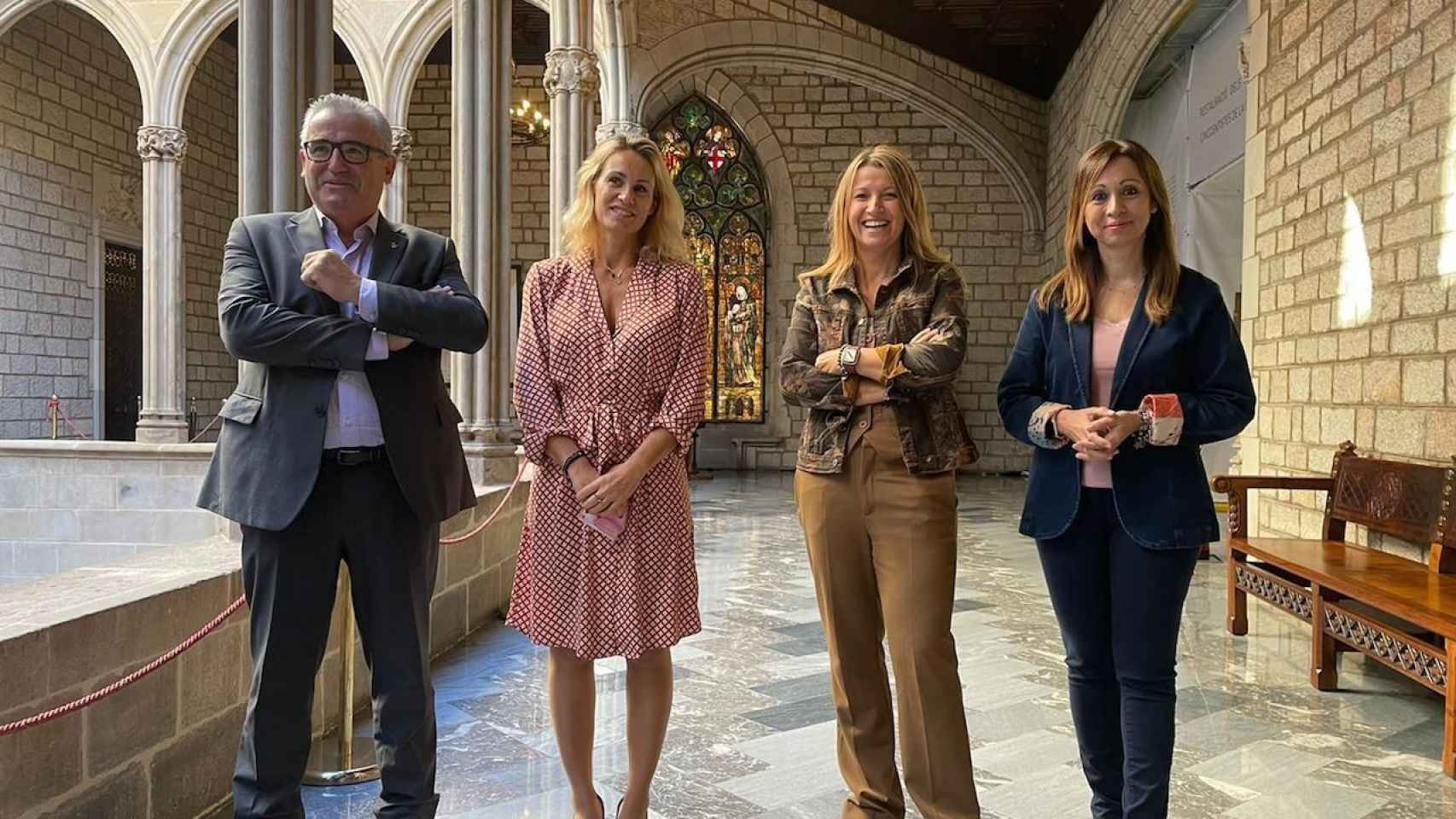 Paula Añó (segunda por la izquierda) con Òscar Benítez, Eva Parera y Marilén Barceló / BCN PEL CANVI