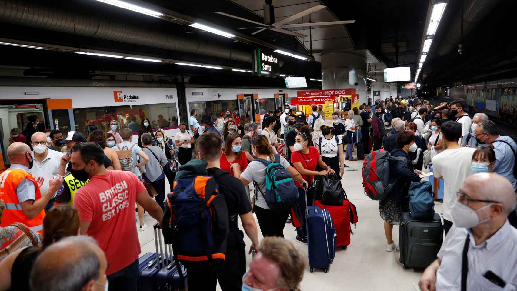 Decenas de pasajeros en los andenes durante la huelga de maquinistas convocada por el sindicato Semaf / EFE - Alejandro García