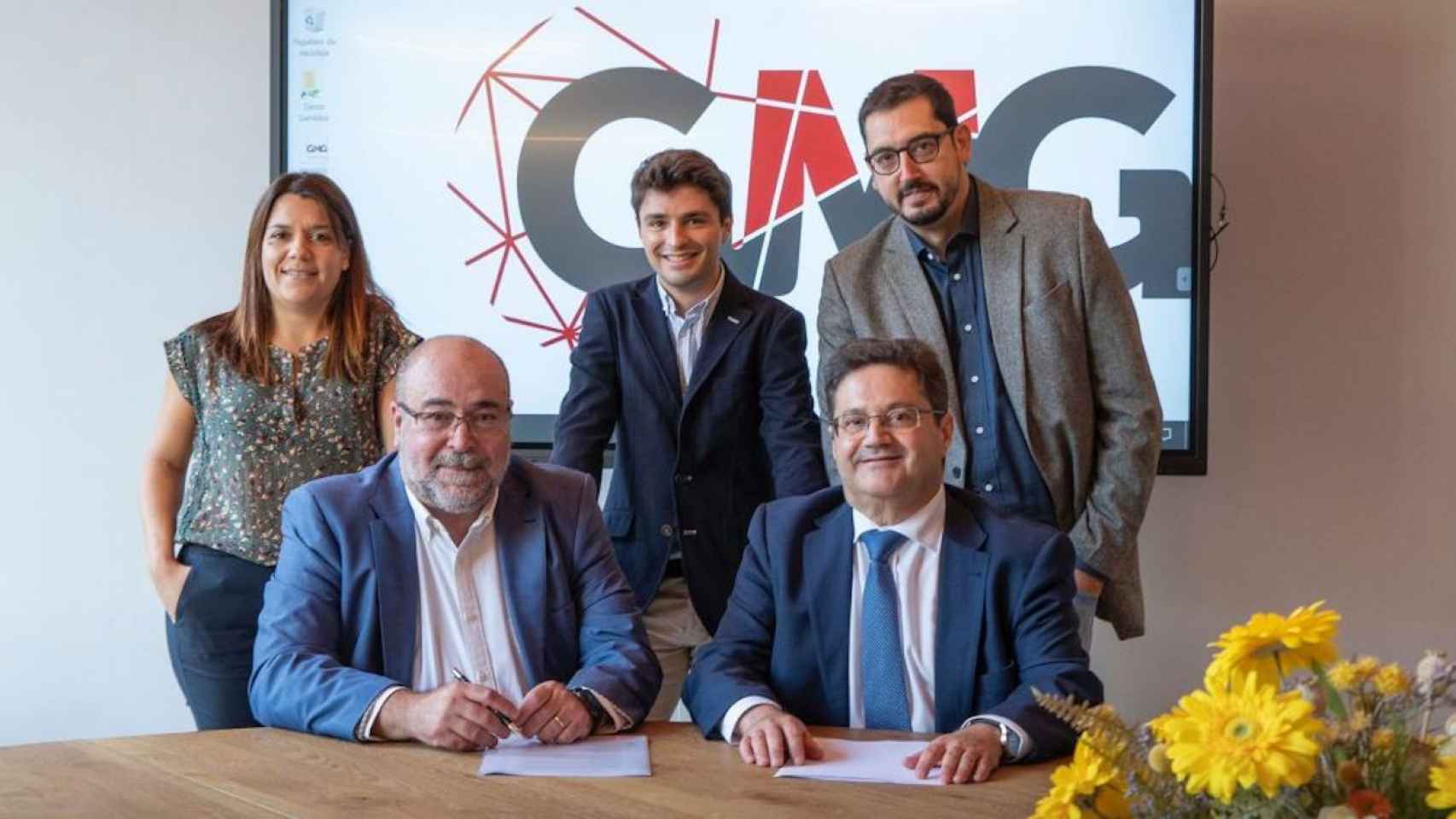 Imagen de la firma de la alianza empresarial entre Atlántico Hoy y Global Media Group. De izquierda a derecha, Laura Jiménez, Rafael Clavijo e Igor Marín. Sentados, Xavier Salvador y