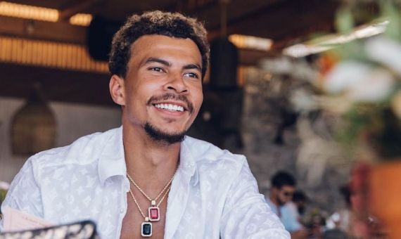 Dele Alli luciendo joyas de brillantes y piedras preciosas / INSTAGRAM