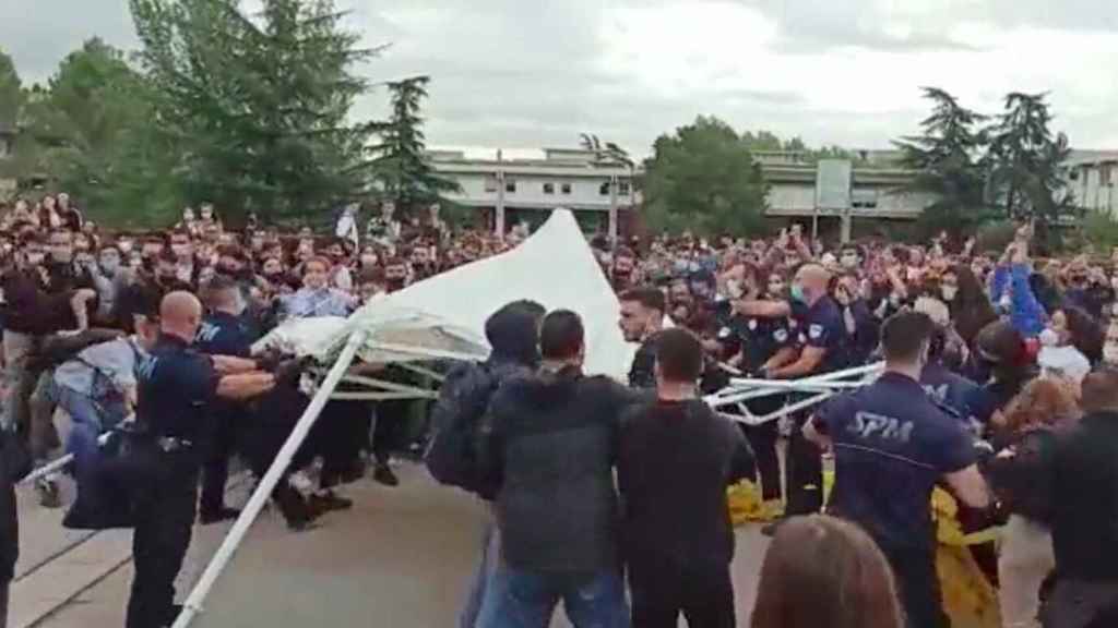 Destrozan una carpa de jóvenes unionistas en la UAB / S'HA ACABAT