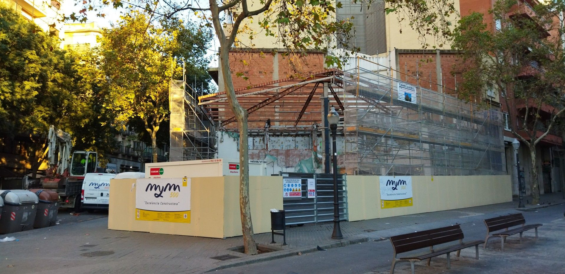 El solar de la antigua gasolinera de la avenida de Gaudí con Marina / METRÓPOLI - JORDI SUBIRANA