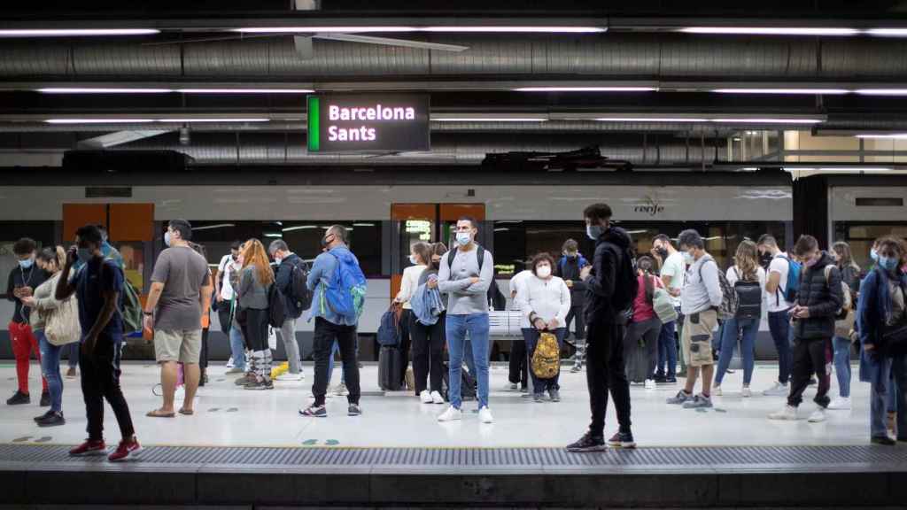 Pasajeros esperan un tren de Rodalies que no llega por retrasos