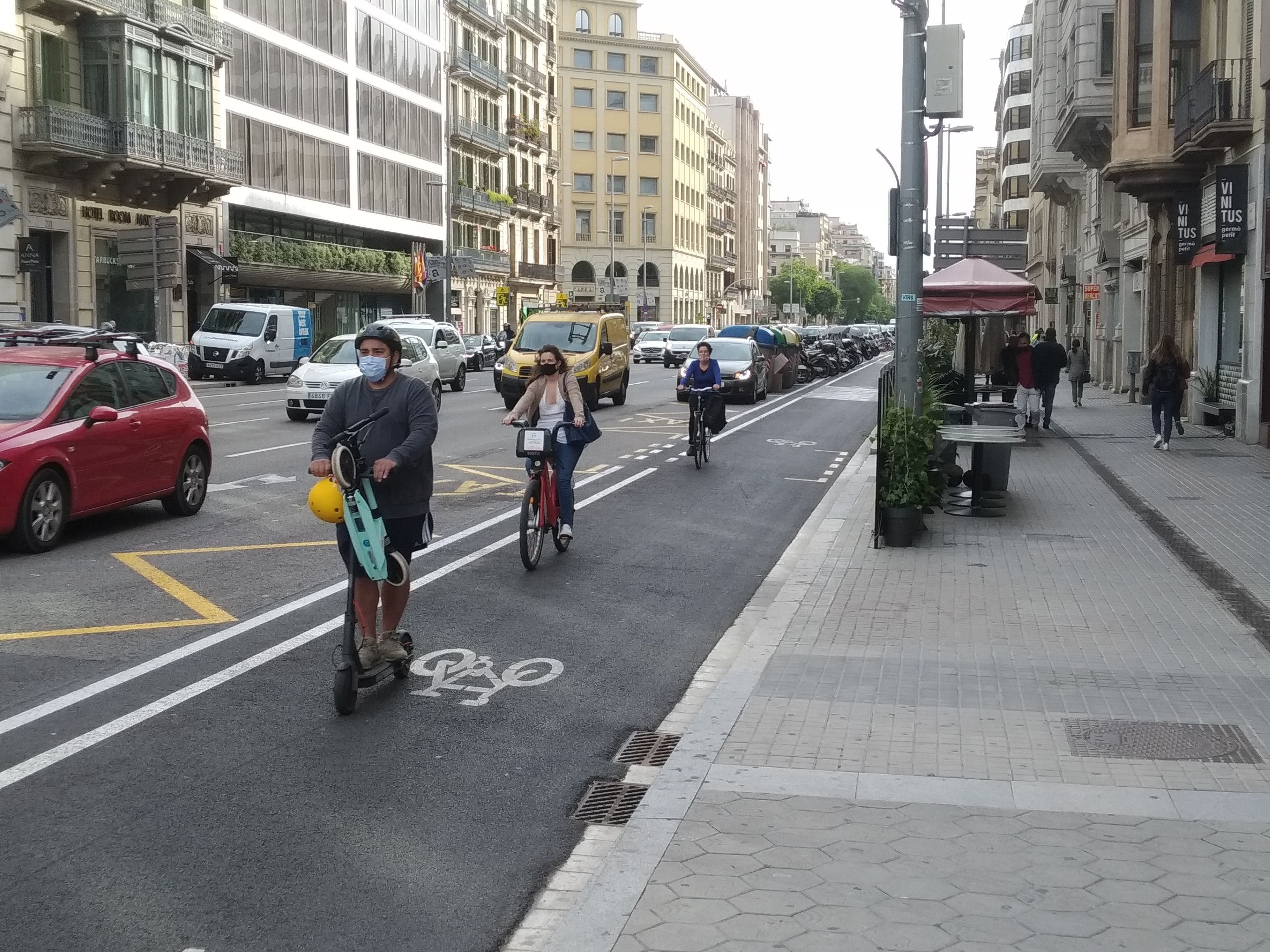 Bicis y patinetes en el carril bici de Aragó / METRÓPOLI - JORDI SUBIRANA