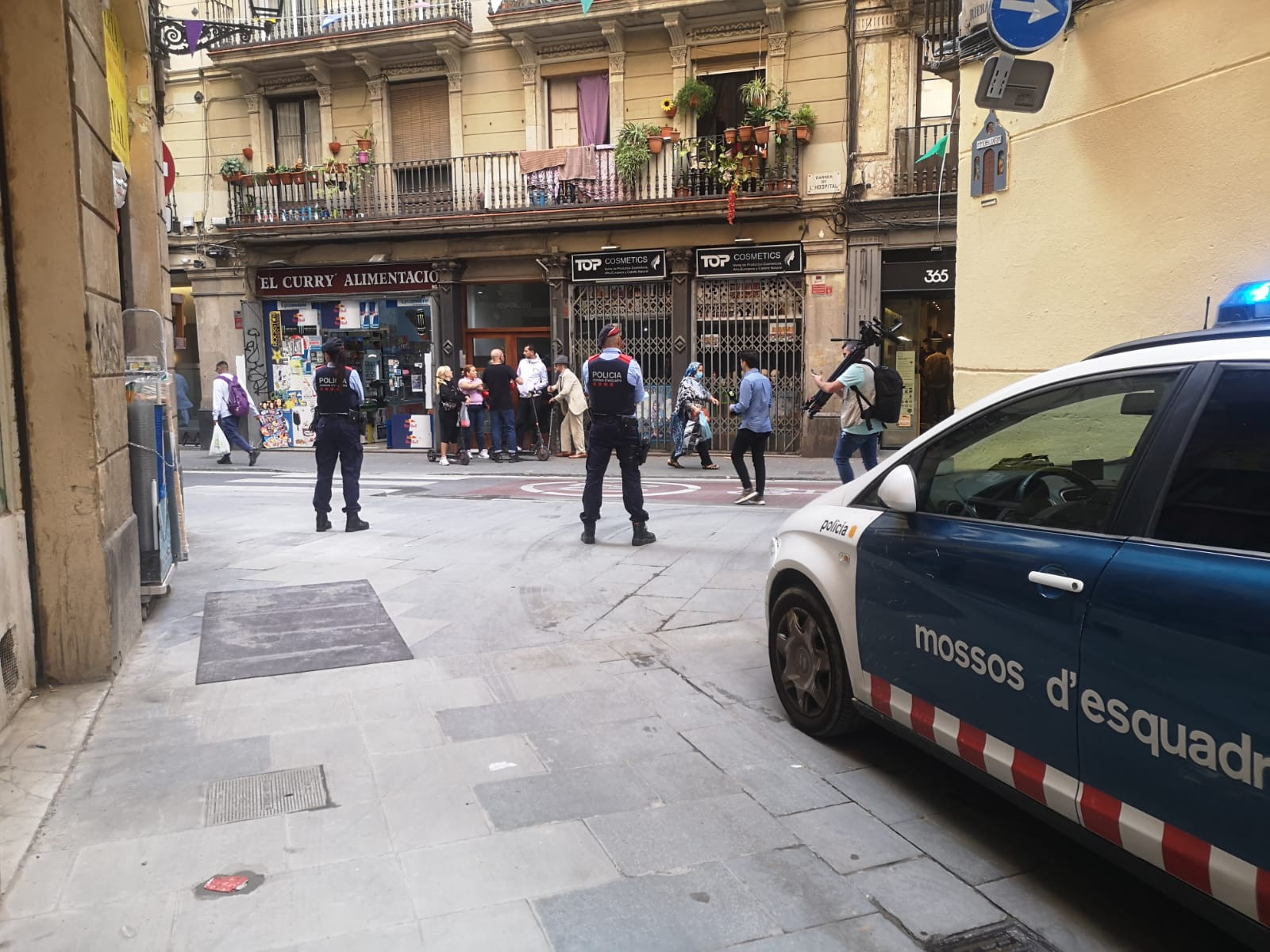 Mossos d'Esquadra esta mañana en el lugar donde Mohammed fue apuñalado en el Raval  / GUILLEM ANDRÉS