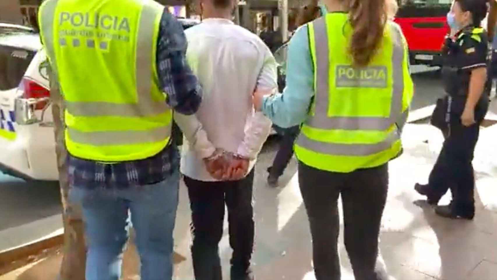 El camello ha sido detenido tras lanzar miles de euros por la ventana / MOSSOS D'ESQUADRA