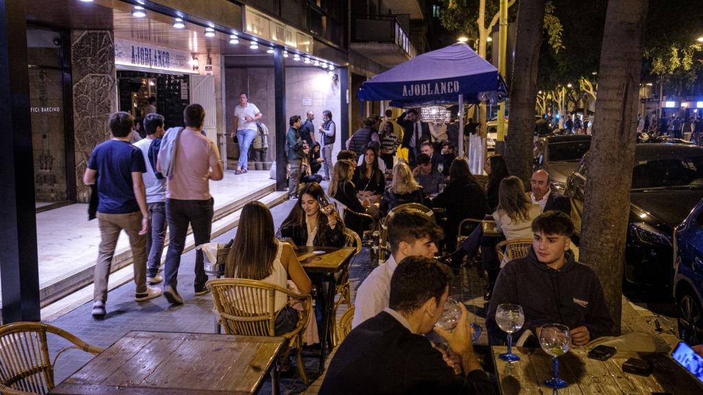 Terrazas llenas en la calle Tuset de Barcelona