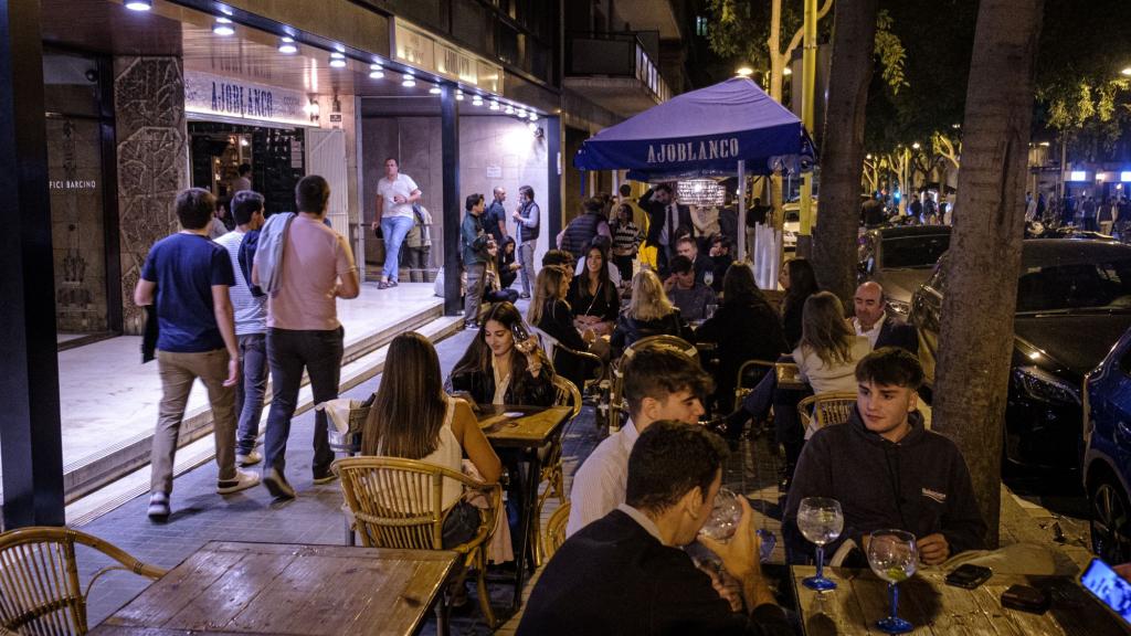 Terrazas llenas de jóvenes en la calle Tuset de Barcelona en una imagen de archivo