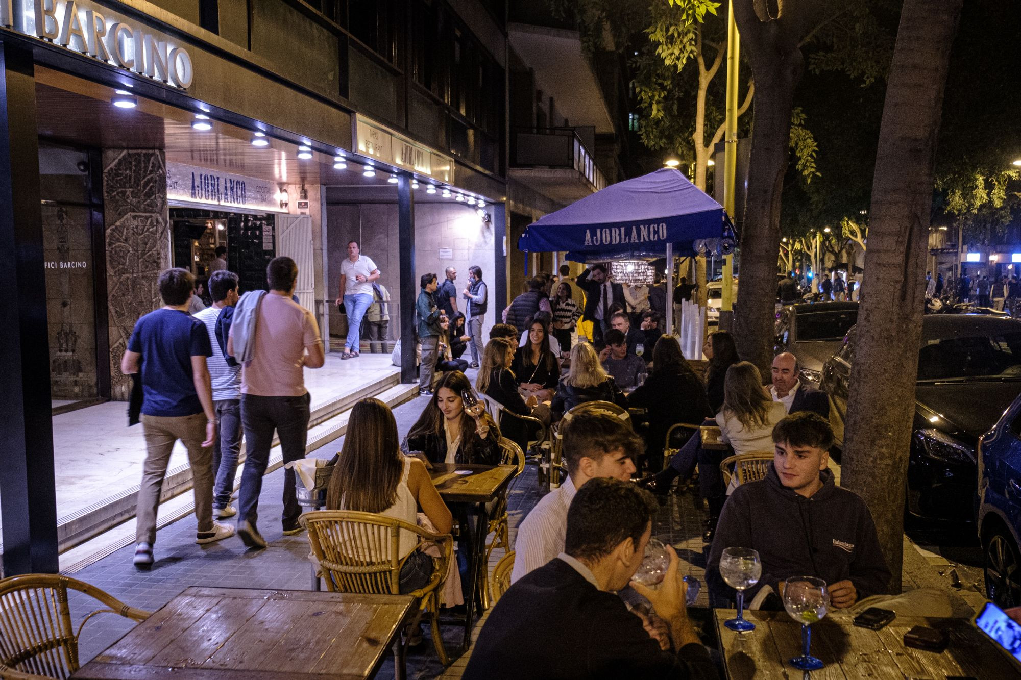 Terrazas llenas en la calle Tuset la madrugada del viernes 8 de octubre / PABLO MIRANZO