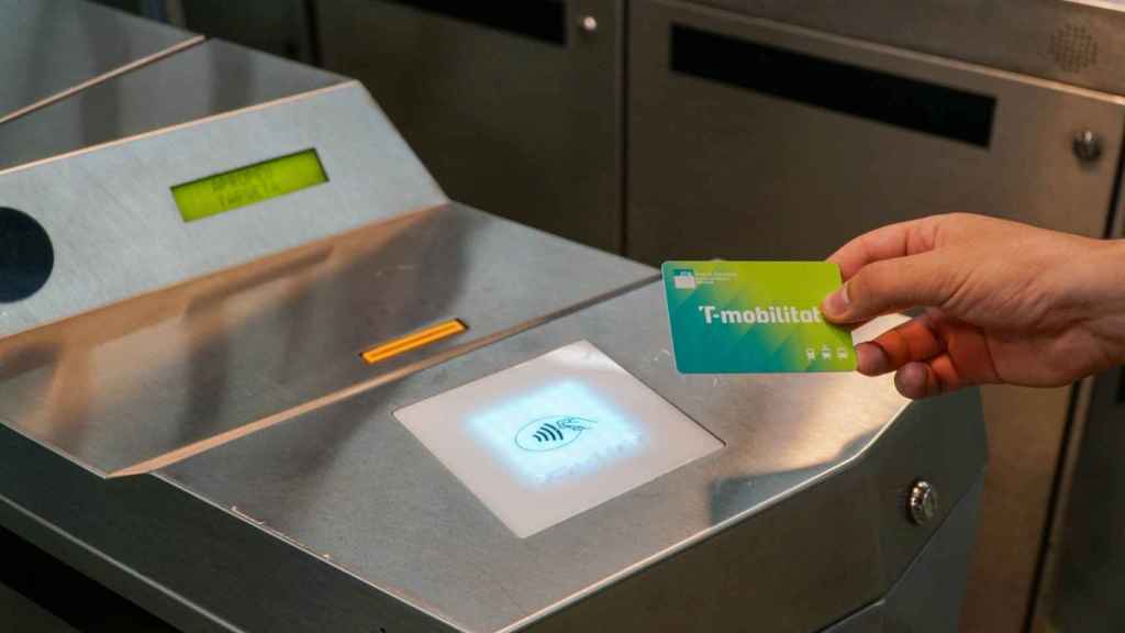 Un usuario utiliza una tarjeta de la T-Mobilitat / ATM