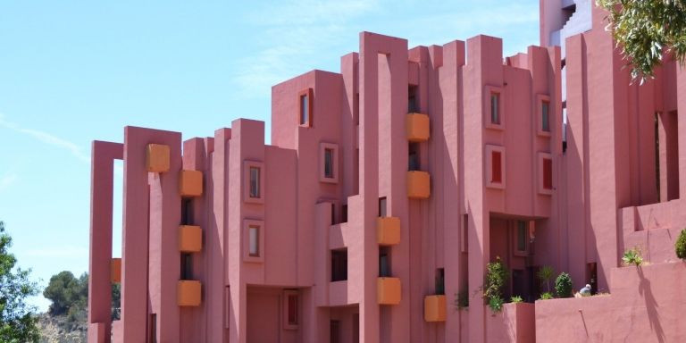 Es en la Muralla Roja de Ricardo Bofill en Calp / WIKIMEDIA COMMONS