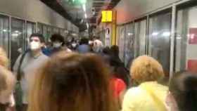 Usuarios, estrechos como sardinas, en el andén de la L11 del metro / betevé