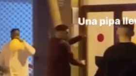 Un hombre amenaza a otro con una pistola en la calle de Tuset la madrugada de este viernes / INSTAGRAM