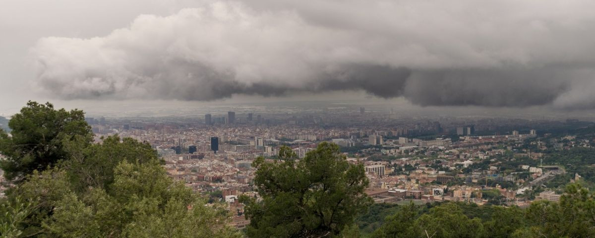 Panorámica de Barcelona con el cielo cubierto de nubes espesas / ALFONS PUERTAS / @alfons_pc