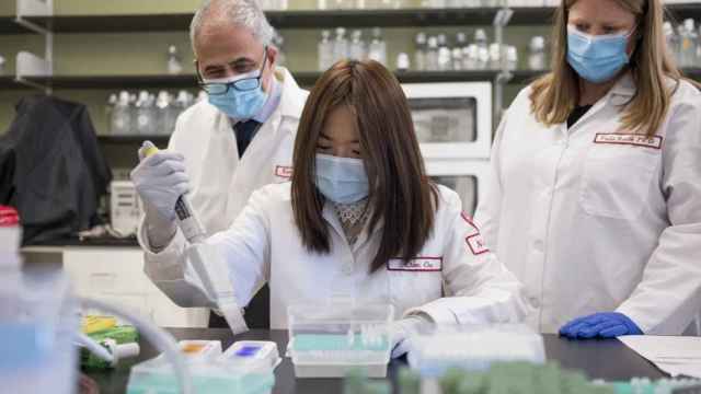 Kamel Khalili, Chen Chen y Tricia Burdo, tres investigadores del VIH en un laboratorio / Temple University