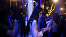 Una joven a la entrada de una discoteca en la calle Tuset la madrugada del viernes 8 de octubre / PABLO MIRANZO