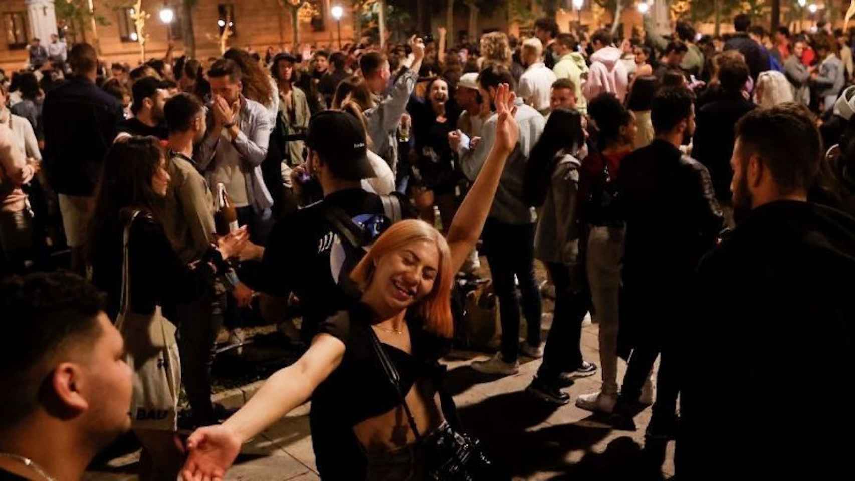 Miles de personas concentradas durante un botellón en Barcelona / ARCHIVO - EFE