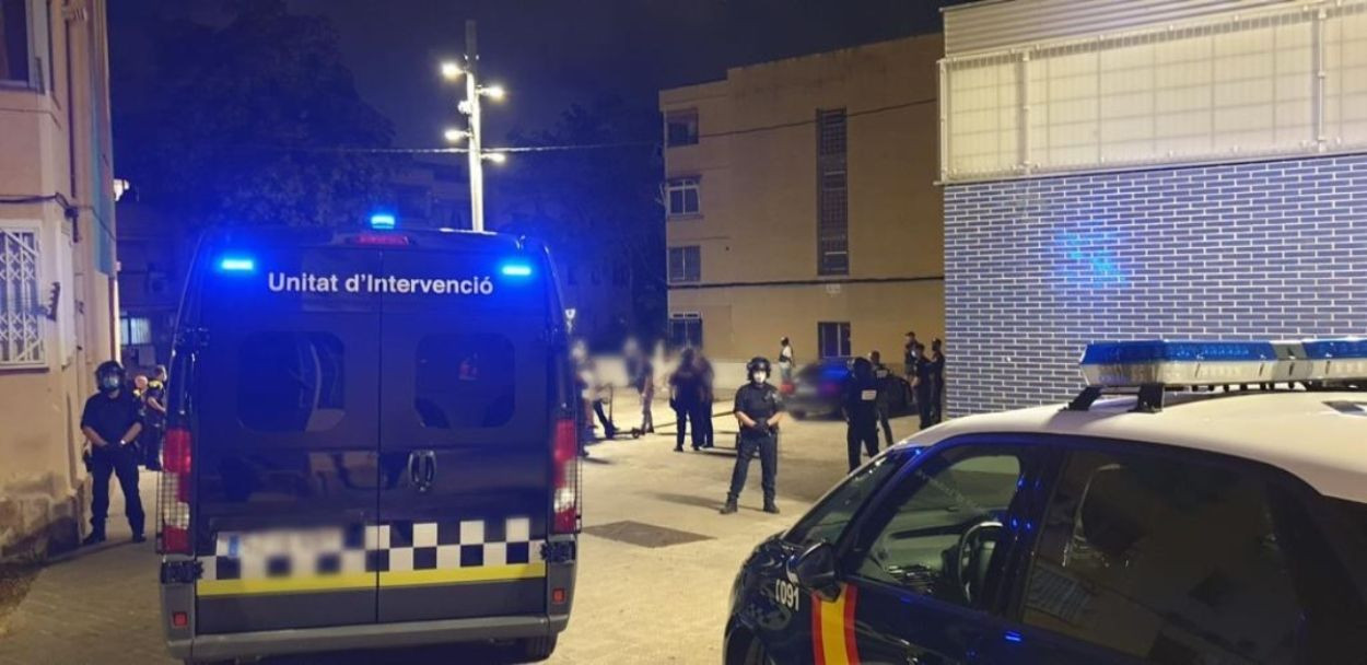 Policías en L'Hospitalet de Llobregat durante una actuación / GUARDIA URBANA HOSPITALET