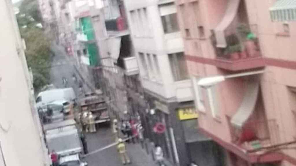 Bomberos en la calle de Liszt de Santa Coloma de Gramenet / FACEBOOK