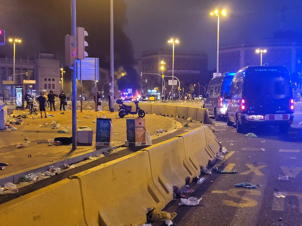 Destrozos en la plaza de Espanya durante el botellón masivo de la Mercè / ARCHIVO