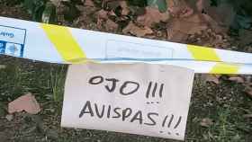 Cartel colocado por el Ayuntamiento de Barcelona en el nido de avispas / METRÓPOLI