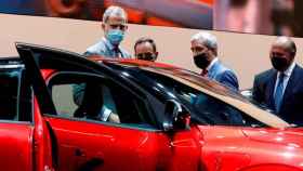 El Rey, junto al nuevo Renaut Mégane, en el salón Automobile / EFE - TONI ALBIR