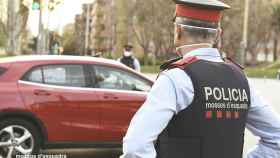 Dos mossos en un control durante el confinamiento