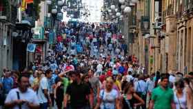 Habitantes de Barcelona paseando por la ciudad