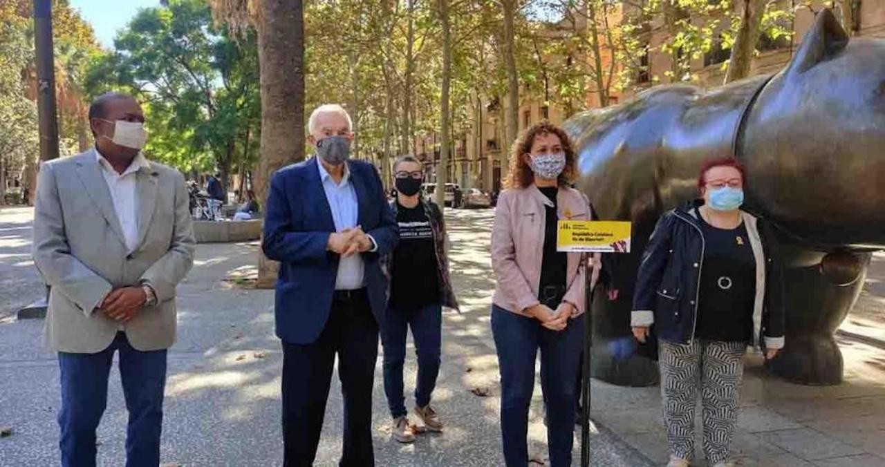 Ernest Maragall y Ester Capella, en el centro, en un acto en la rambla del Raval / CG