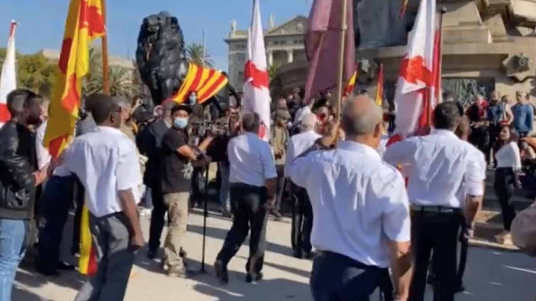 Banderas carlistas, catalanas y españolas esta mañana en el monumento de Colón / @MireyaVOX