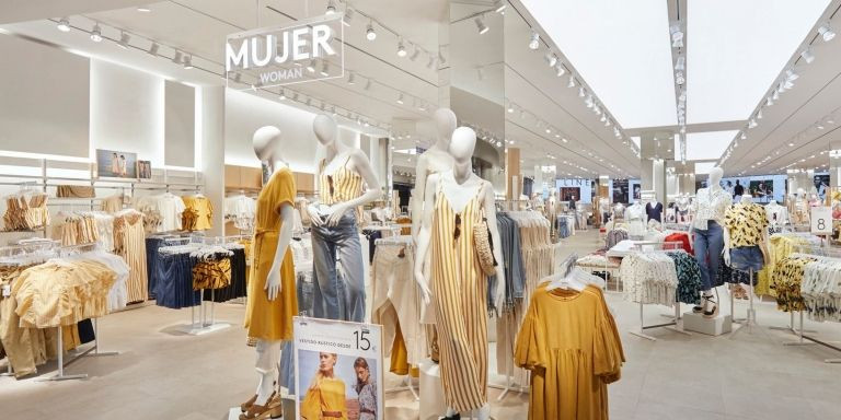 Interior de un comercio de Lefties, la marca 'low cost' de Inditex