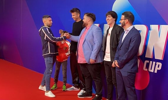 Jordi Alba saluda a Piqué en el 'Balloon World Tour' / METRÓPOLI