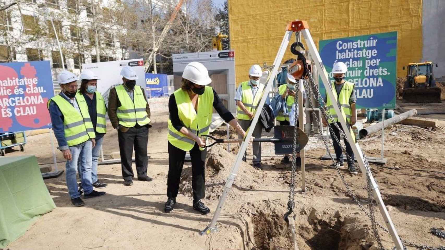 La alcaldesa Ada Colau inaugurando las obras de 155 viviendas públicas de alquiler en el distrito de Sant Martí / AYUNTAMIENTO DE BARCELONA