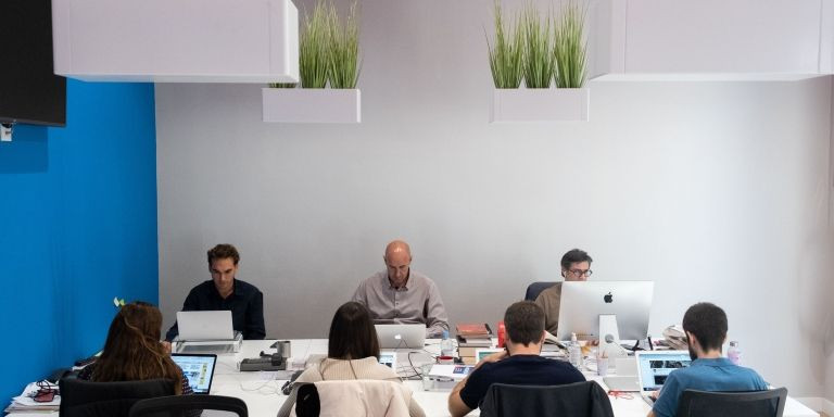 Equipo de Metrópoli trabajando en la redacción / MA