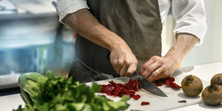 Cocinero preparando uno de los menús de Welthy / CEDIDA