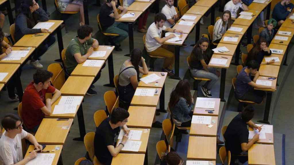 Estudiantes realizando un examen de selectividad en la UAB