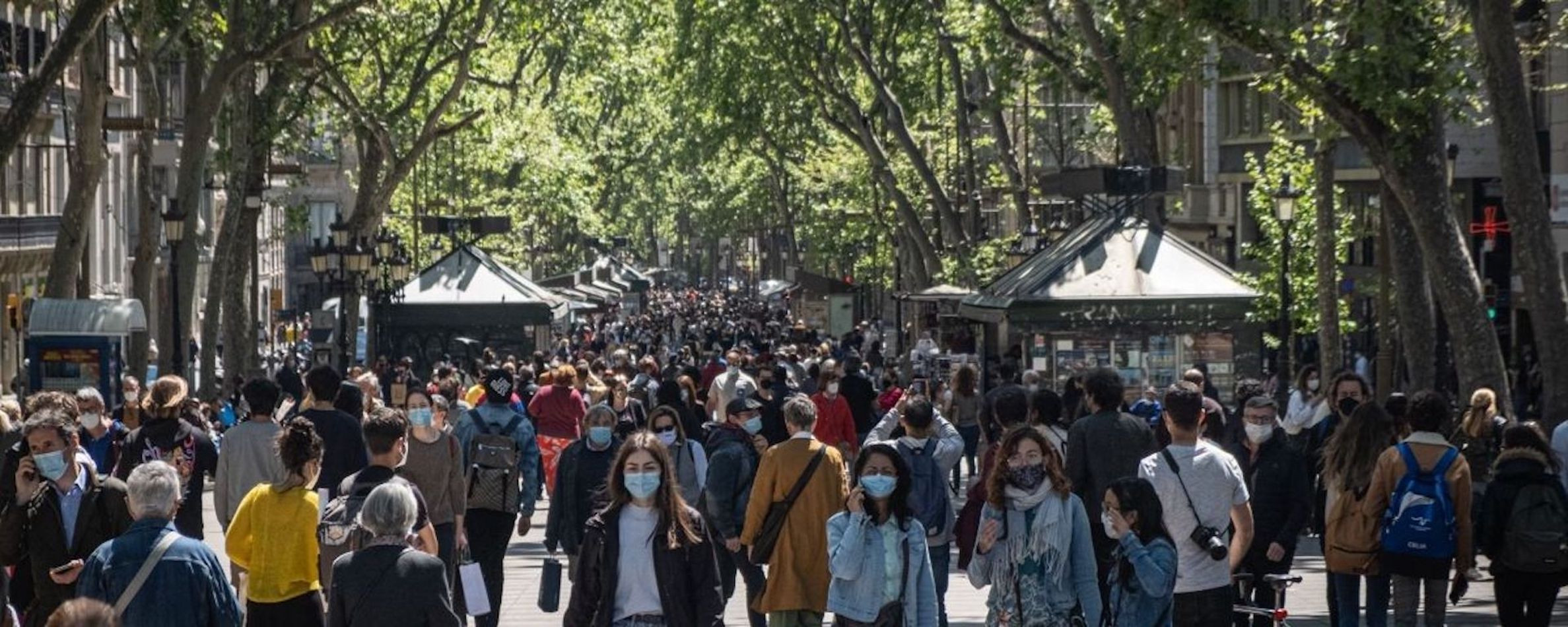 La Rambla, llena de gente, durante la última edición de Sant Jordi / ARCHIVO